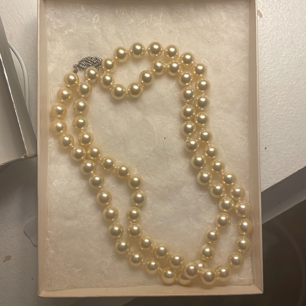 vintage string of pearls, recently been restrung and cleaned, not real pearls
